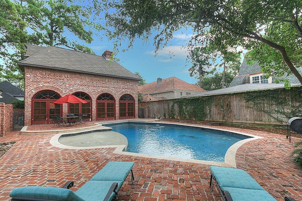 Lounging by the pool is no problem (guest house in background)