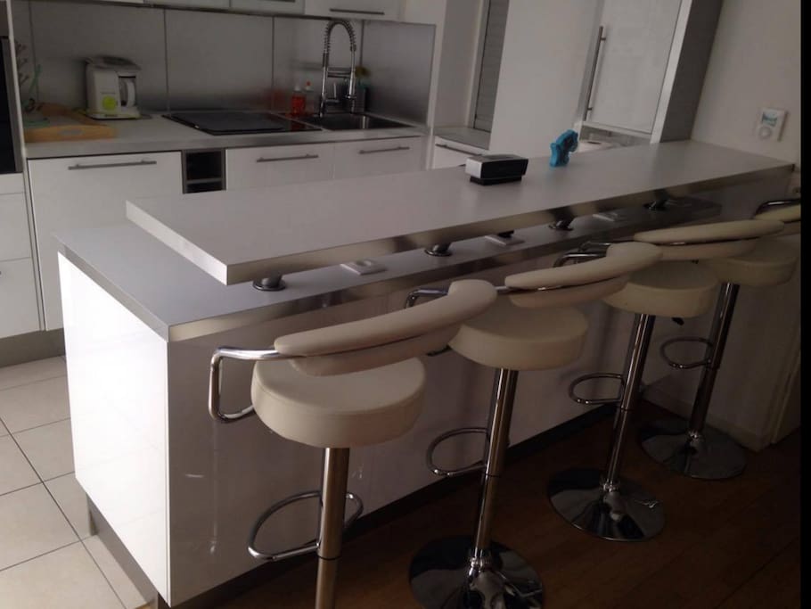 Une cuisine entièrement équipée: Réfrigérateur, Congélateur, Four, Micro-Onde, Ustensiles et Couverts...Vous pourrez alors partager vos repas sur le bar ou la table extensible du salon
