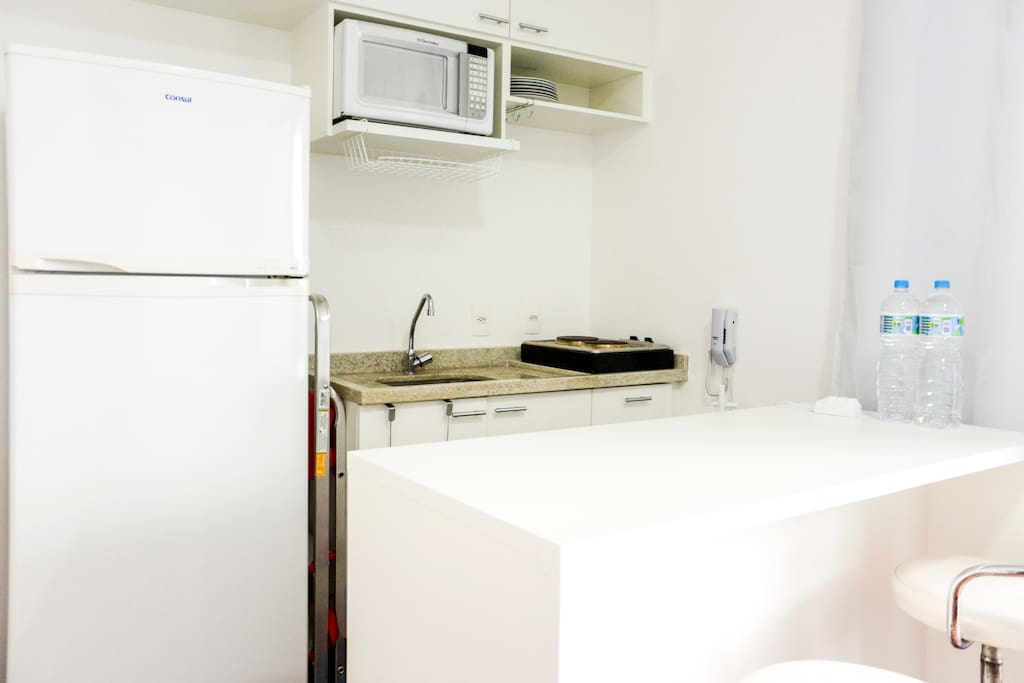 COZINHA: Cooktop, microondas, geladeira e outros eletroportáteis.