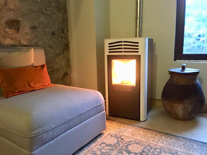 ชั้น 1: ส่วนหนึ่งของห้องนั่งเล่นพร้อมเตาอบเชื้อเพลิง