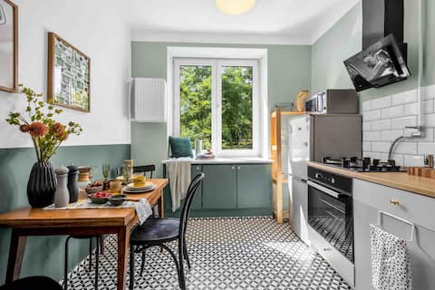 Popular Airbnb listing: Bright and atmospheric place - close to the park and pubs in Mokotów