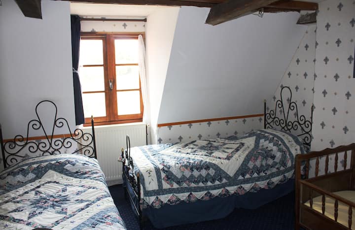 Спална соба со 2 единечни кревета и детски кревет. Достапно е и бебешко креветче. Прекрасен поглед кон дворот