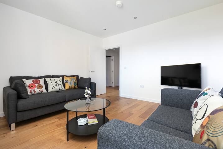 Exquisite 3Bed Flat Nr ExCel, O2 Arena & Westfield gallery image 2