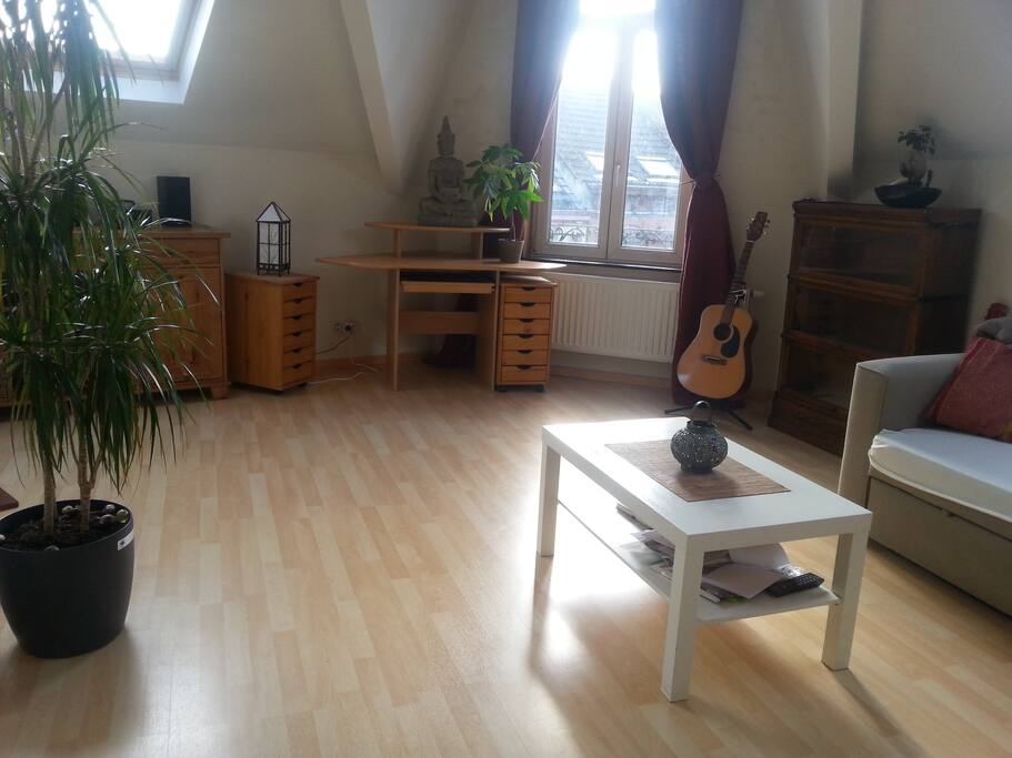 Espace lumineux, salon avec bureau