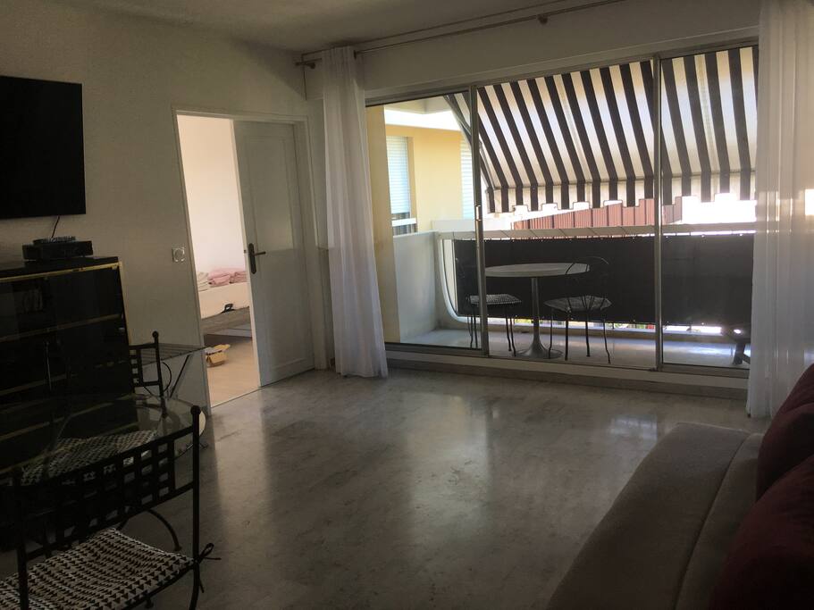 Spacious living room with balcony / salon spacieux avec balcon