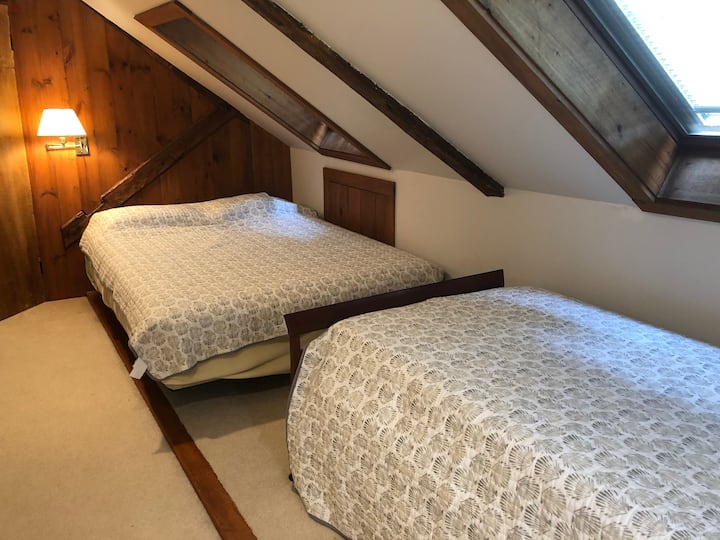East queen suite