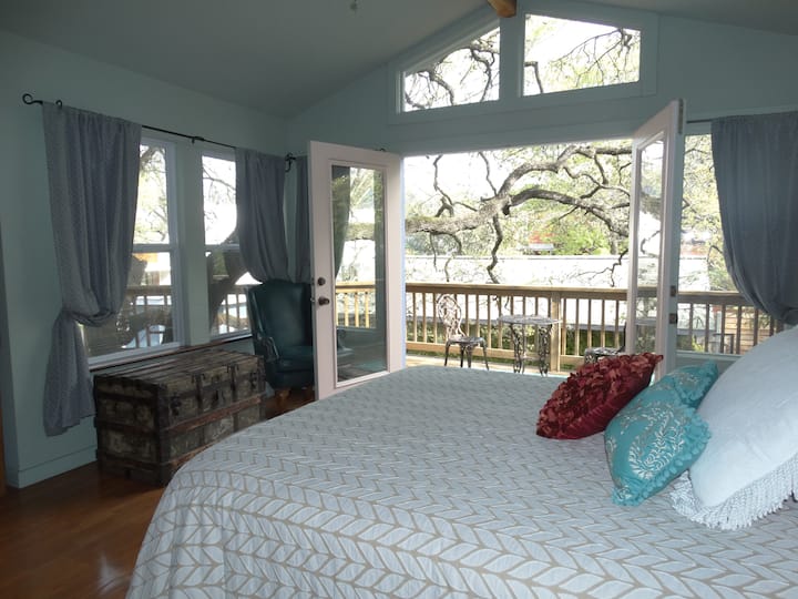 Deluxe Treehouse in trendy South Congress area