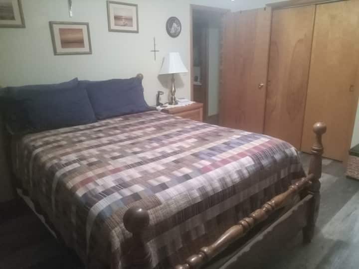 Cama queen size en el dormitorio en el piso principal