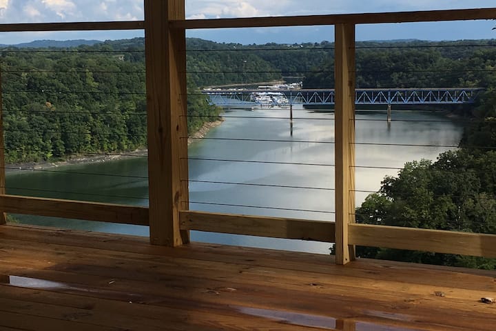 Prather Place,Spacious,Lake View,5min to Marina