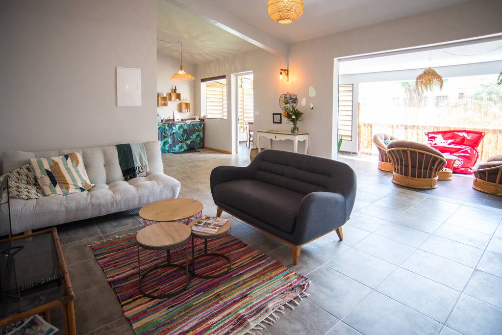 Salon ouvert sur cuisine et terrasse