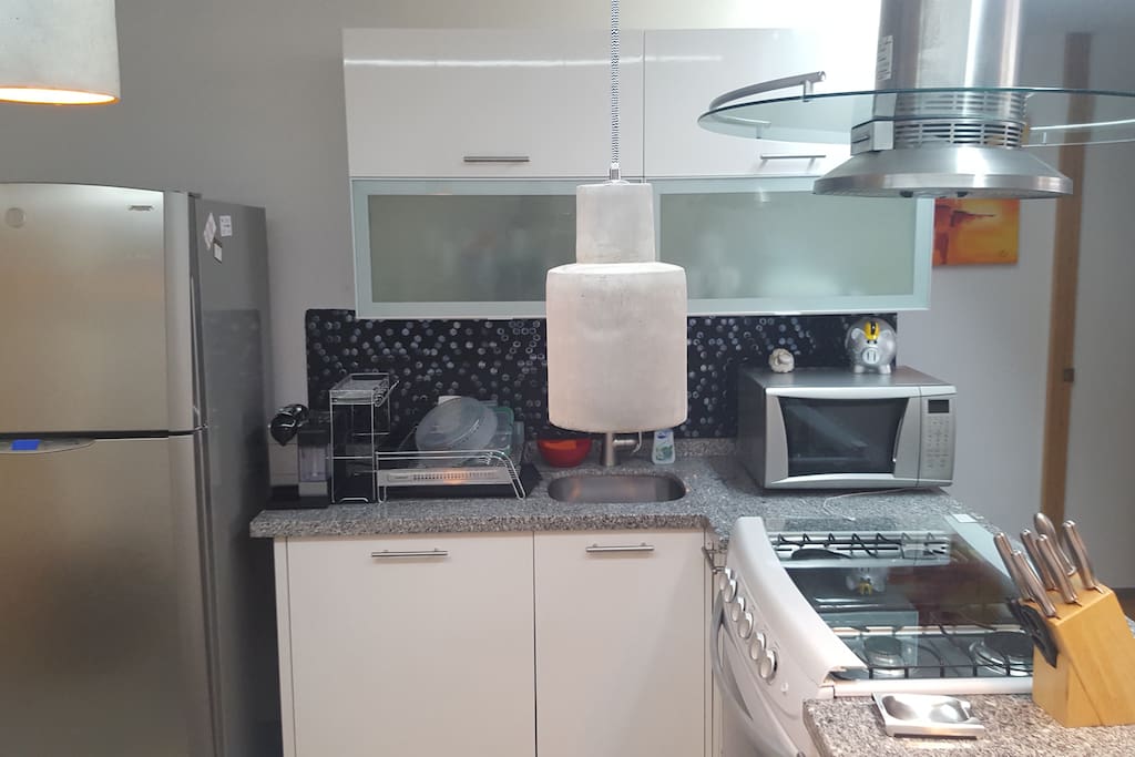 Cocina equipada con todo lo que necesitas para preparar una gran comida.