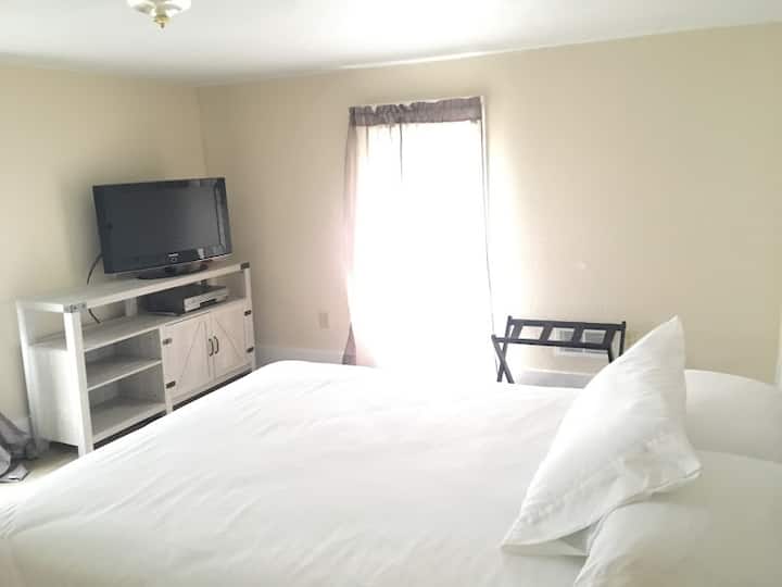 楼上...
2号卧室
1张标准双人床，衣柜里有2张充气床垫，游戏机和47英寸电视。