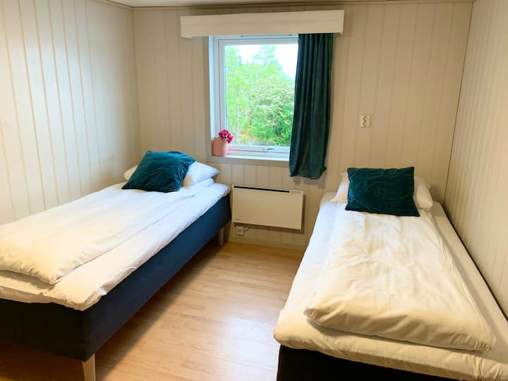 2 enkeltseng som kan settes sammen til dobbeltseng om ønskelig. 