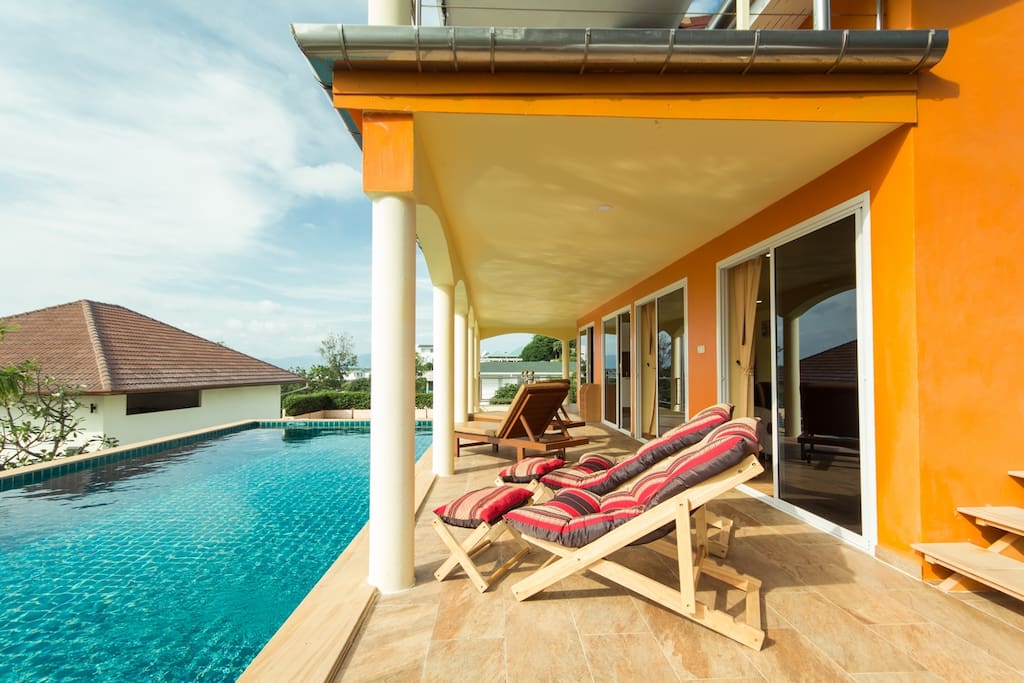Terrasse und Swimmingpool