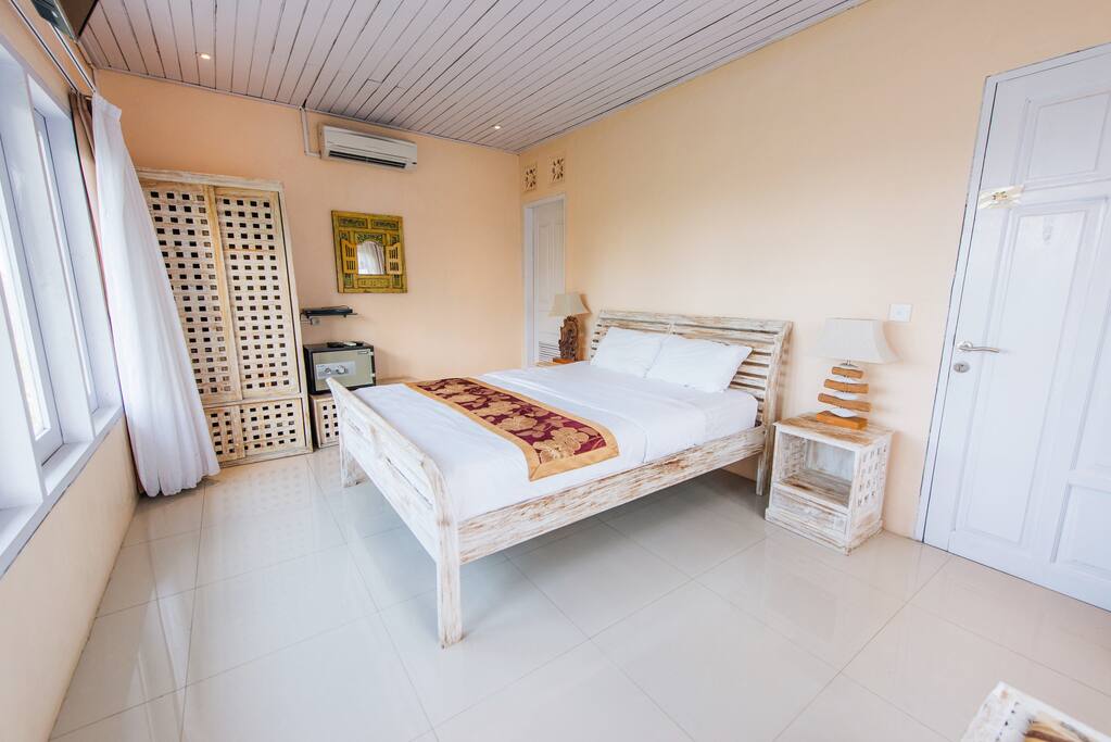 bedroom with private bathroom, cable TV, DVD player, wifi internet, hot water.