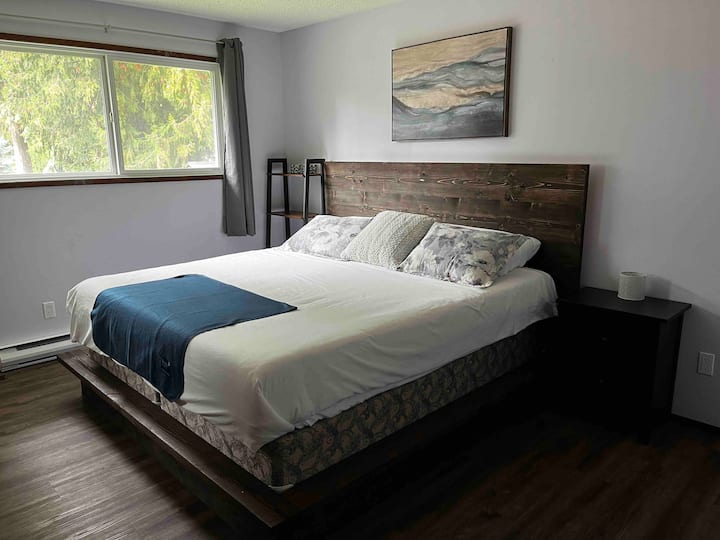 配有临时床垫的加大双人床