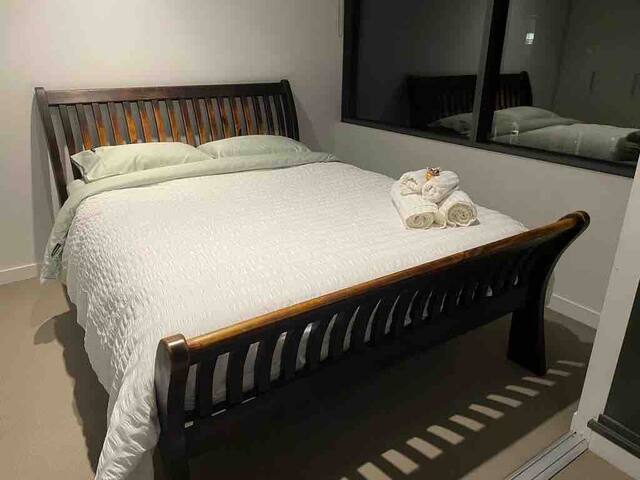 Bright & cozy 2 bedroom apartment with city views gallery image 3