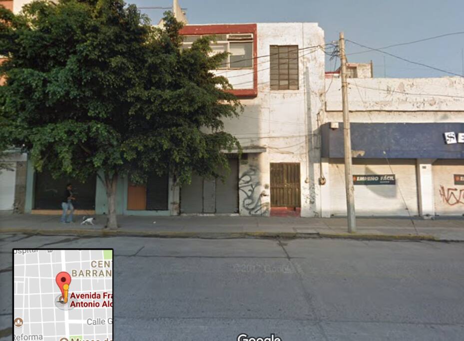 es la puerta negra al lado del empeño