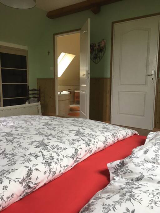 Accès à la salle de bains (à gauche) et au palier (a droite)
