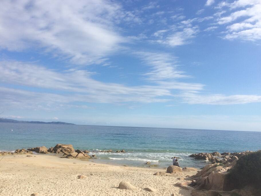 la plage de la terre Sacrée à 150m