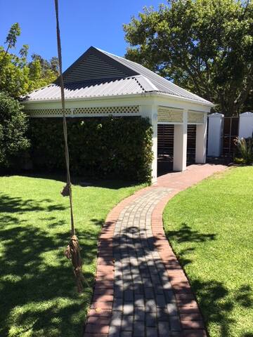 LYNNWOOD COTTAGE gallery image 3