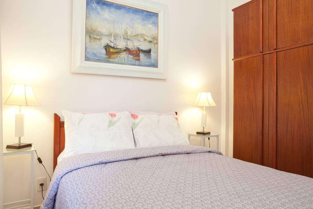 Quarto com cama de casal
