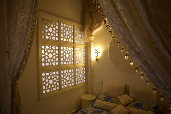Iluminação da suíte com janela, como contos de 1001 noites. 