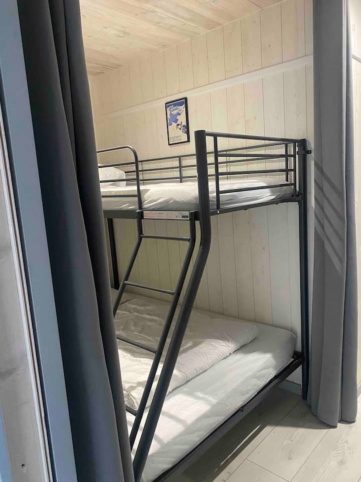 Chumba kilichofungwa na mapazia kinalala kitanda 3 1 140 na kitanda 1 90