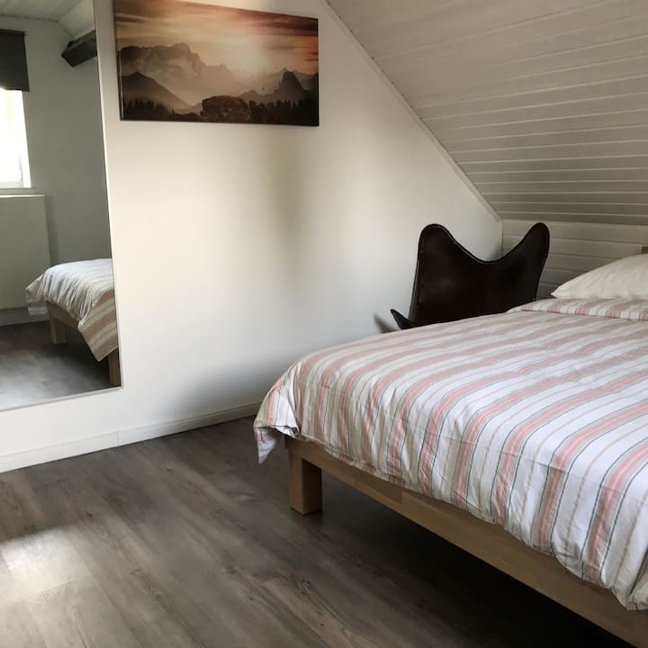 夹层2间卧室，每间卧室配有140厘米宽的床