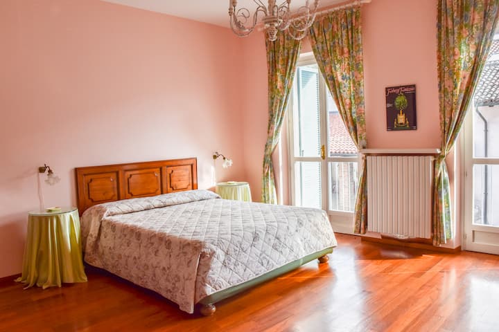 Ორადგილიანი ნომერი აივნით შიდა ეზოში, კონდიციონერი და Wi-Fi