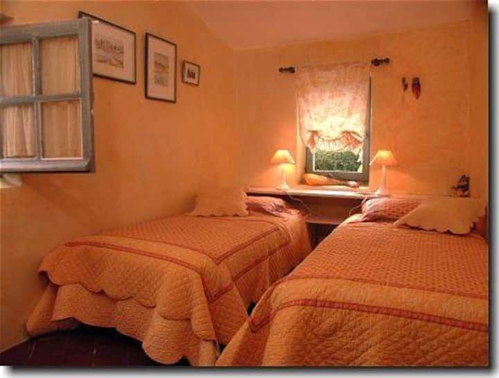 Chambre jaune, lits jumeaux