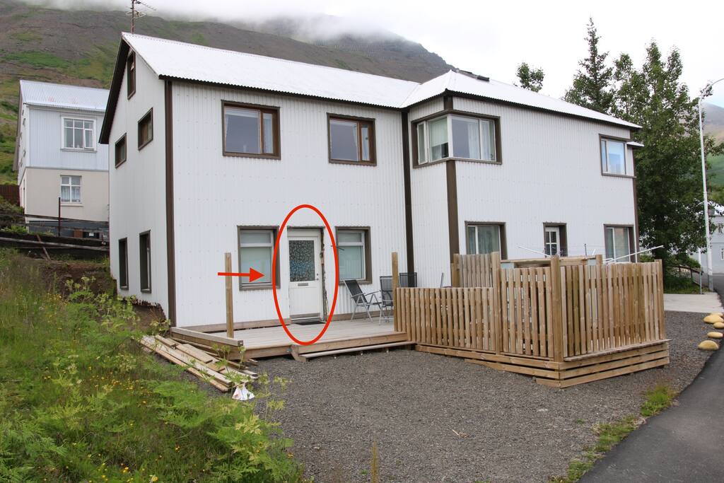 This is the entrance for Suðurgata 47b ground floor.
