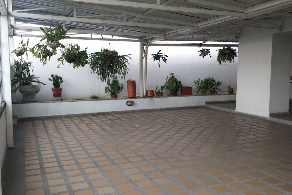 Salón social - Área común (incluidas: mesas y sillas plásticas)