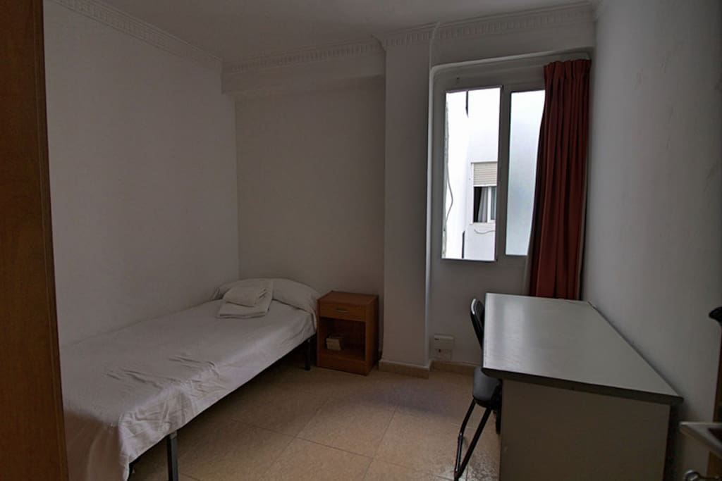 R3 single bedroom with desk and closet