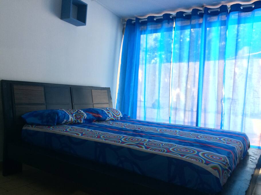 Habitación con a verdes árboles
