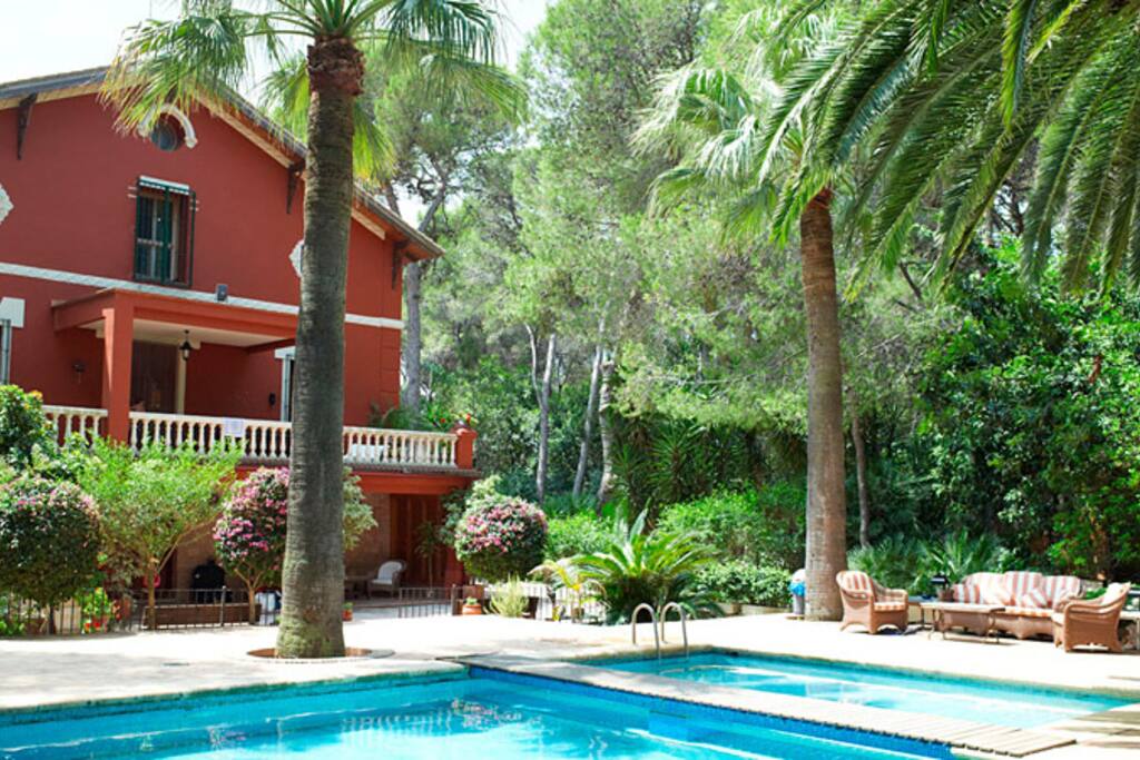 Main Villa frontage and pool-
Fachada principal y piscina