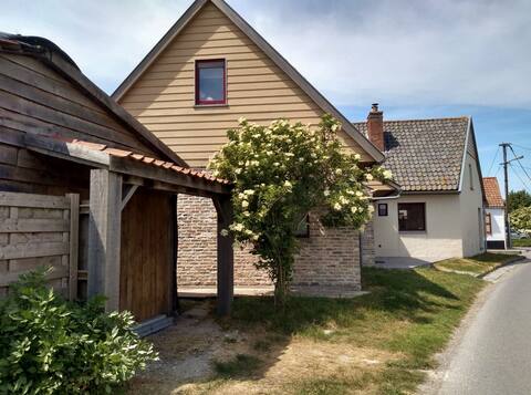 Beautiful house, central between polders, coast and Bruges