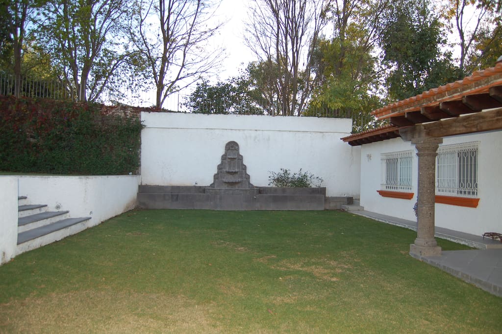 Fuente y jardín