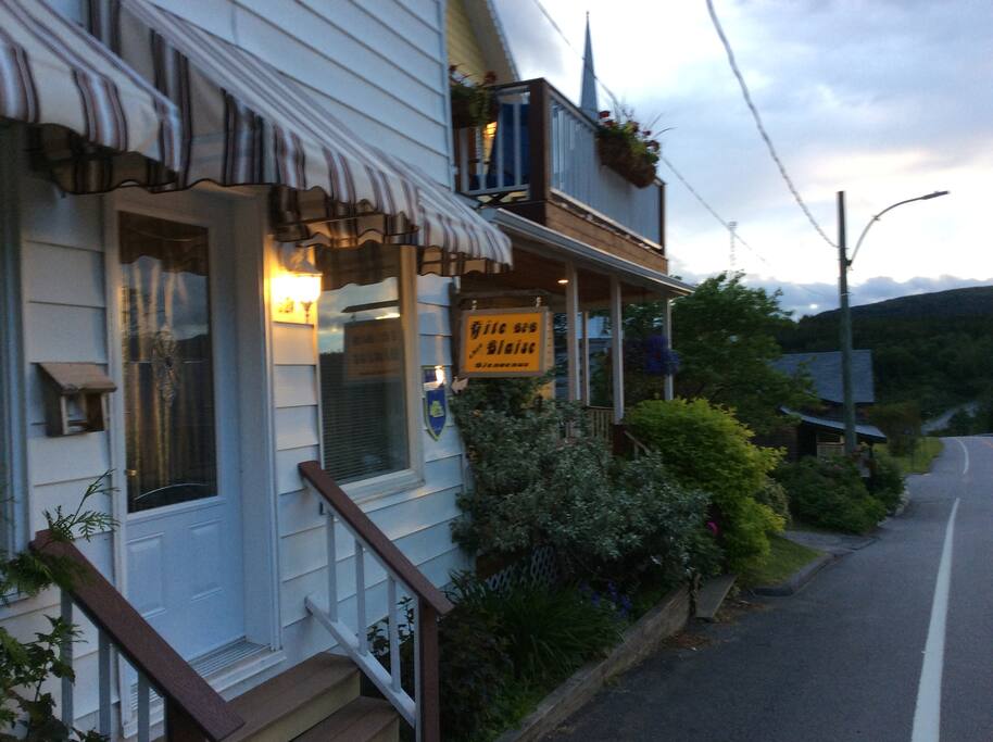 Le Gîte chez Blaise est situé au cœur du village et près de toutes les activités. Stationnement gratuit à l'avant pour les clients.