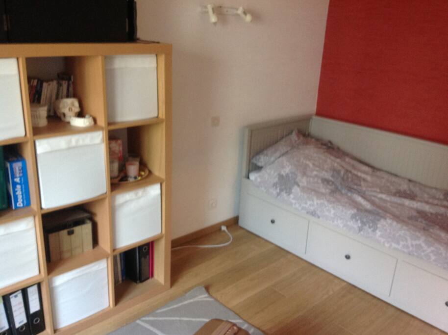 Le lit est modulable en deux personnes 160/200