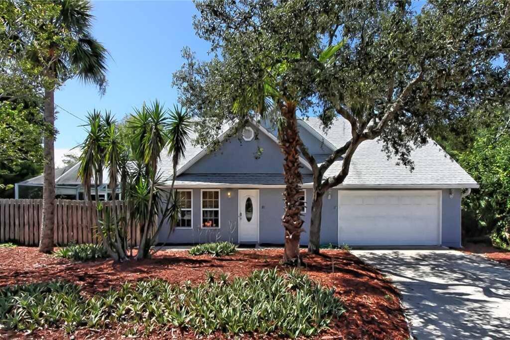 Welcome to Avery's Beach Bungalow! - Once you arrive at this beautiful vacation home you may never want to leave!