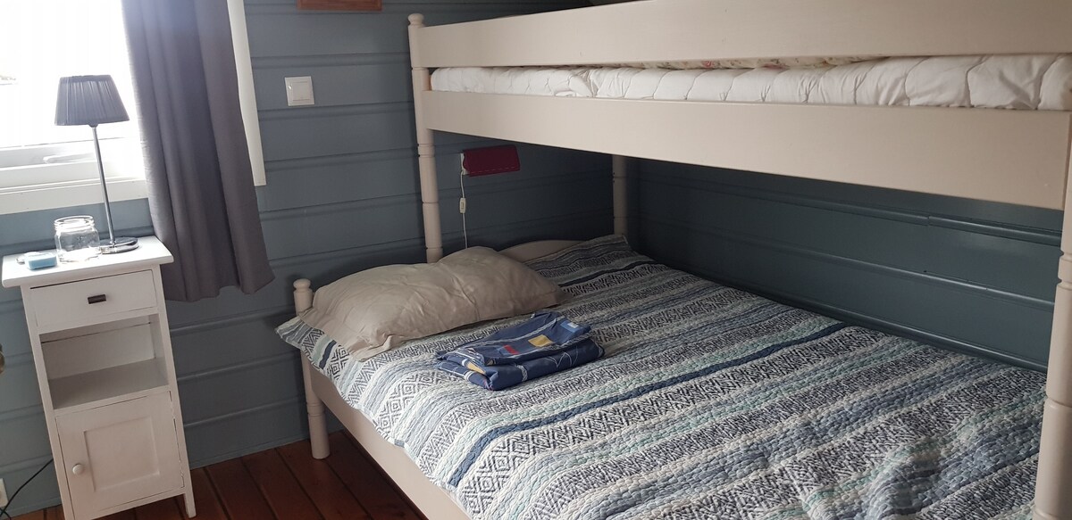 Familiekøye der undersenga er 1,20m. Overkøya er 0,75m. Fra dette rommet er det utgang til sydvendt veranda.