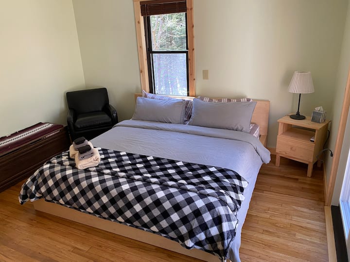 Მთავარი საძინებელი 193 × 203 სმ ზომის საწოლით