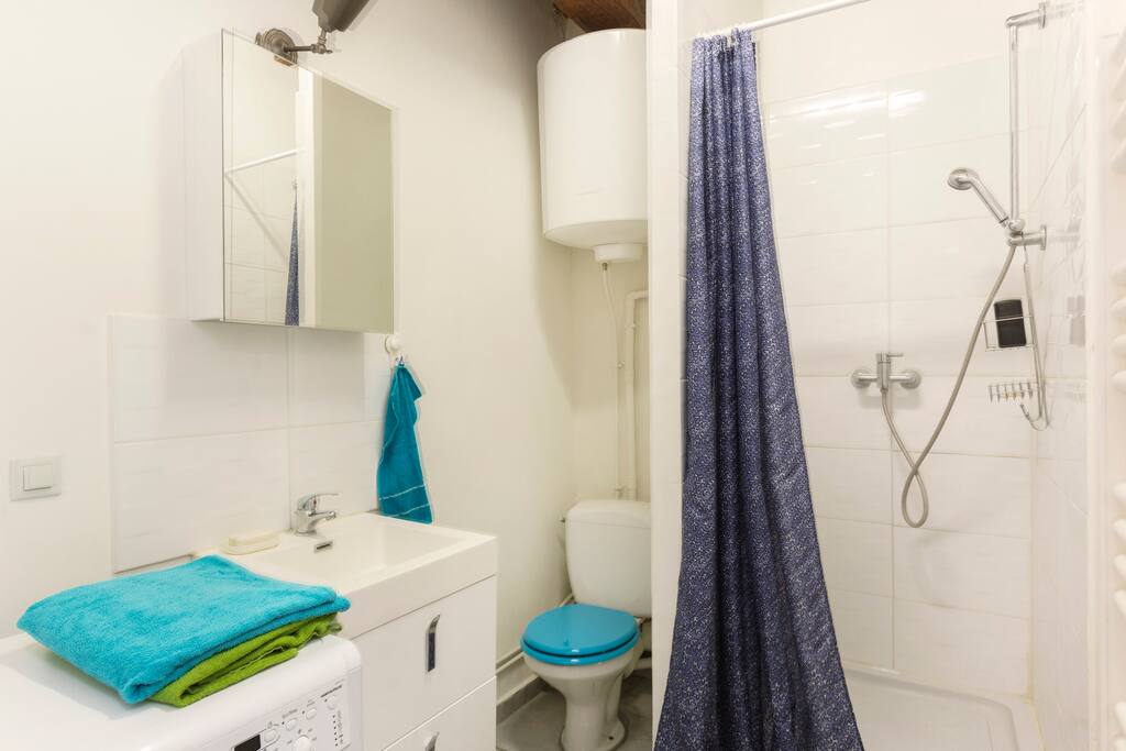 salle de bain avec machine à laver