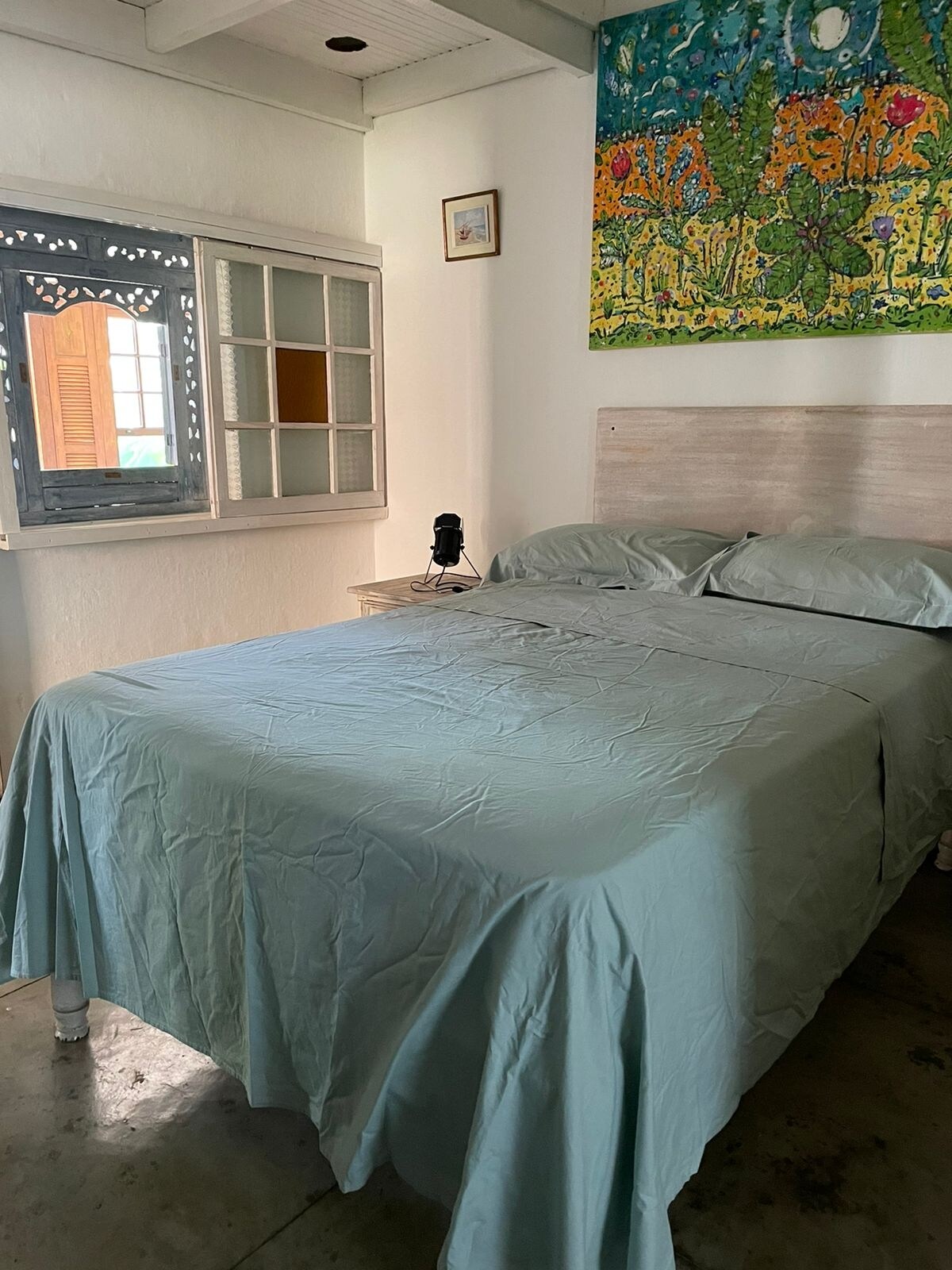 סוויטה בינונית עם מיזוג אוויר, מאוורר תקרה ומקלחת גז.