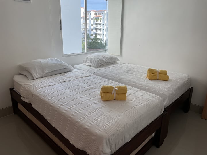 ห้องที่ 3 มีเตียงเดี่ยว 2 เตียงและเตียงเสริมเดี่ยว หน้าต่างที่มีม่านสีเข้ม ตู้เสื้อผ้ากว้างขวางโต๊ะกลางคืนพร้อมโคมไฟนาฬิกาปลุกและสายชาร์จอิเล็กทรอนิกส์เครื่องปรับอากาศ