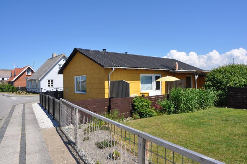 Husets bagside med lille terrasse