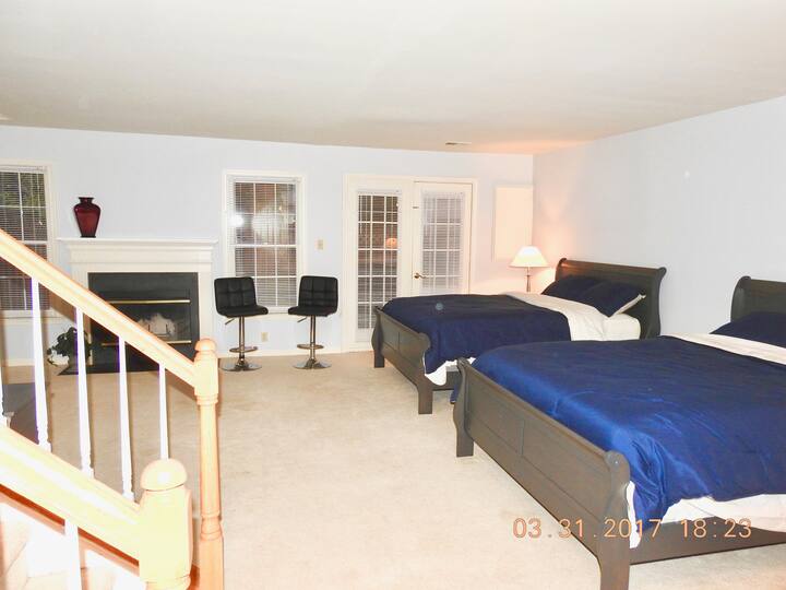 ห้องใต้ดินพร้อมเตียงควีนไซส์ 2 หลัง