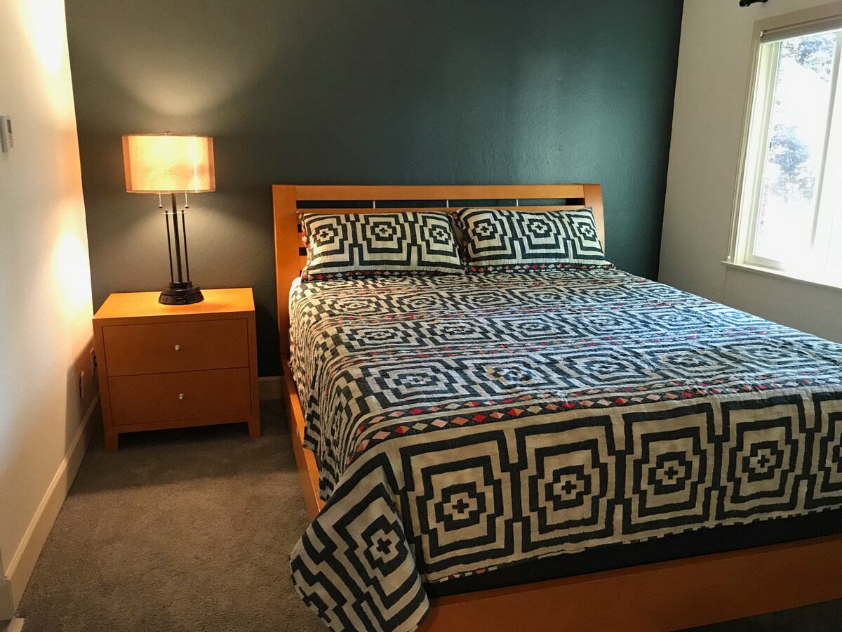 Hlavná spálňa s pripojenou kúpeľňou ponúka pohodlnú posteľ CalKing, šatník a televízor. 