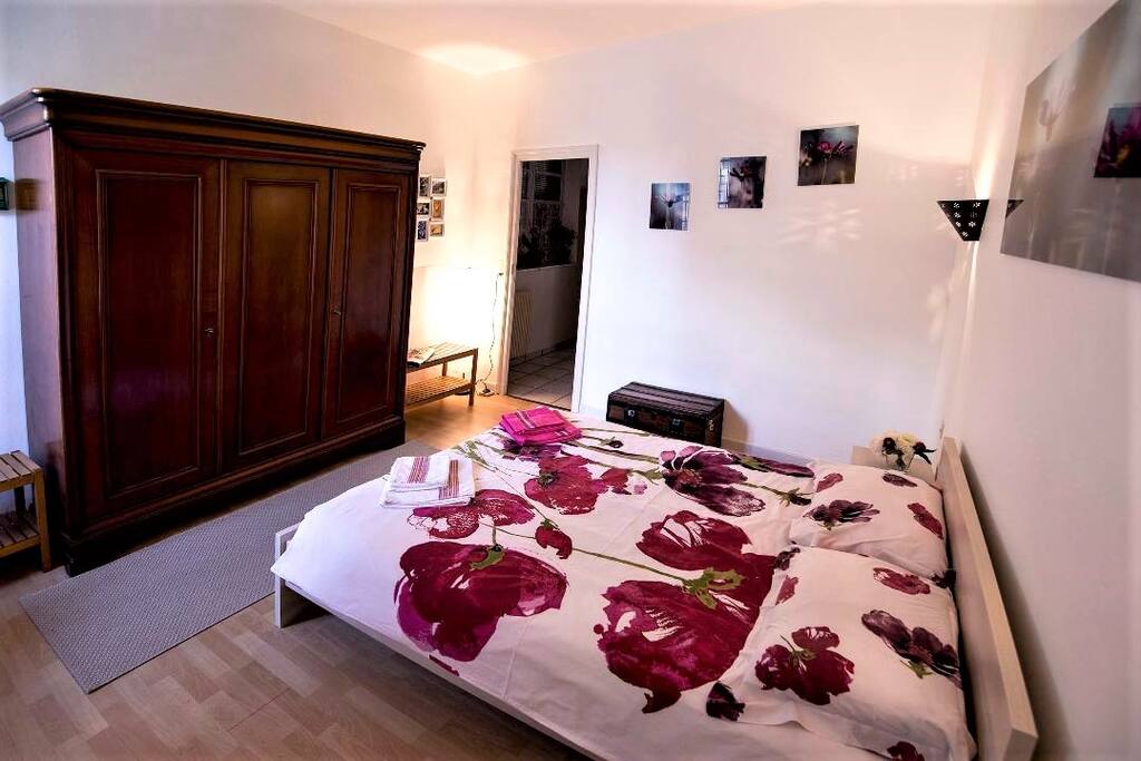 Chambre 1 avec porte accès Salle à manger